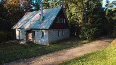 Ormandaki eski avcı evi