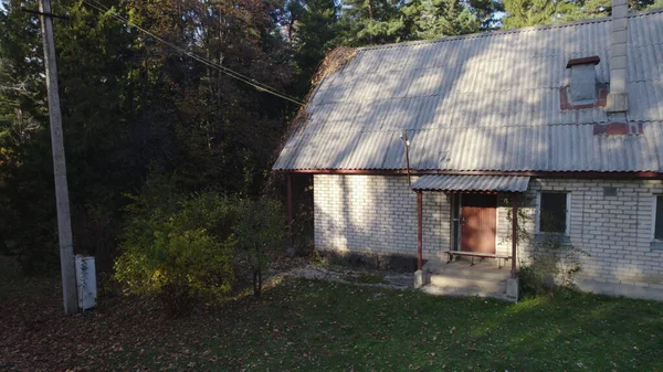 Ormandaki eski avcı evi