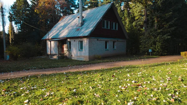 Ormandaki eski avcı evi