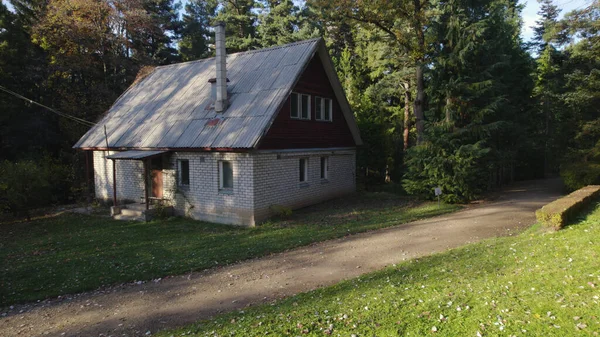 Ormandaki eski avcı evi