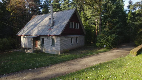 Ormandaki eski avcı evi