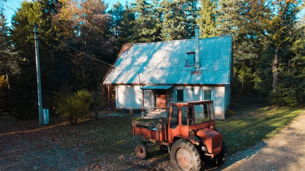 Ormandaki eski avcı evi
