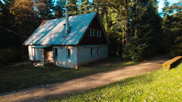 Ormandaki eski avcı evi