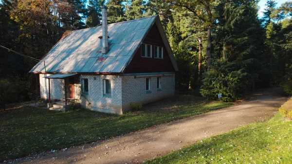 Ormandaki eski avcı evi