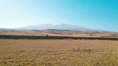 Yüksek dağlara yakın büyük tarlalar