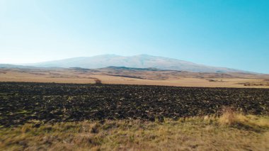 Yüksek dağlara yakın büyük tarlalar