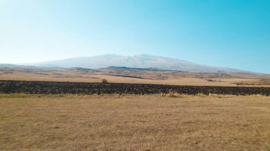 Yüksek dağlara yakın büyük tarlalar