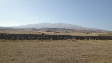 Yüksek dağlara yakın büyük tarlalar