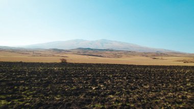 Yüksek dağlara yakın büyük tarlalar