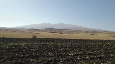 Yüksek dağlara yakın büyük tarlalar