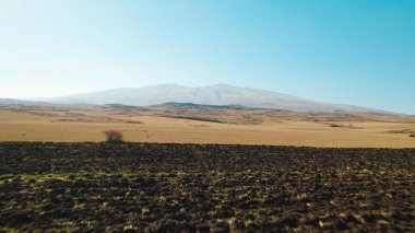Yüksek dağlara yakın büyük tarlalar