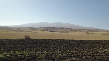 Yüksek dağlara yakın büyük tarlalar