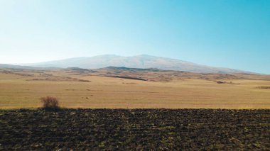 Yüksek dağlara yakın büyük tarlalar