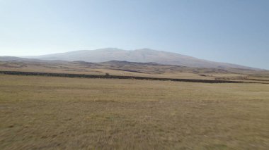 Yüksek dağlara yakın büyük tarlalar