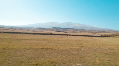 Yüksek dağlara yakın büyük tarlalar