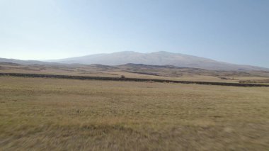 Yüksek dağlara yakın büyük tarlalar