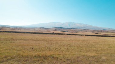 Yüksek dağlara yakın büyük tarlalar