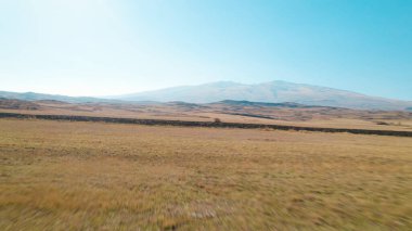 Yüksek dağlara yakın büyük tarlalar