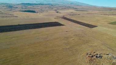 Yüksek dağlara yakın büyük tarlalar