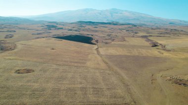 Yüksek dağlara yakın büyük tarlalar