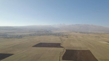 Yüksek dağlara yakın büyük tarlalar