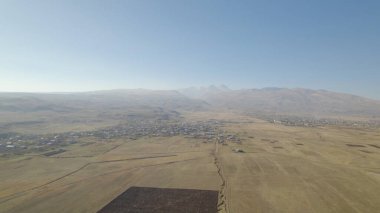 Yüksek dağlara yakın büyük tarlalar