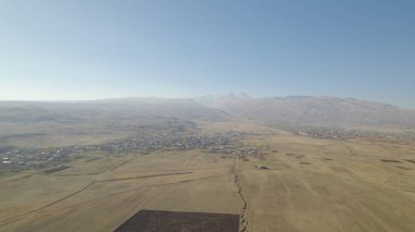 Yüksek dağlara yakın büyük tarlalar