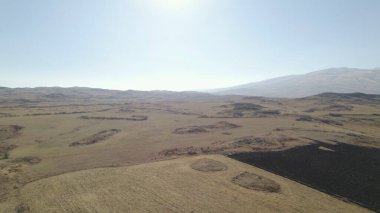 Yüksek dağlara yakın büyük tarlalar