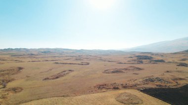 Yüksek dağlara yakın büyük tarlalar