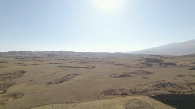 Yüksek dağlara yakın büyük tarlalar