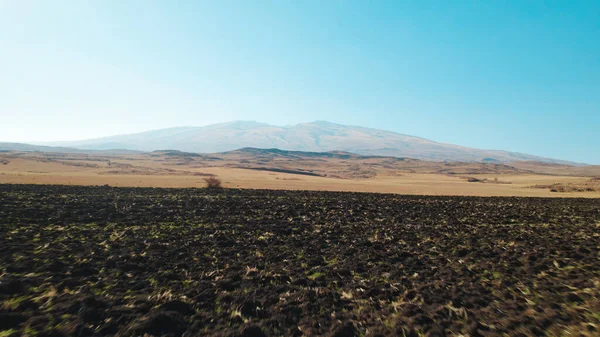 Yüksek dağlara yakın büyük tarlalar