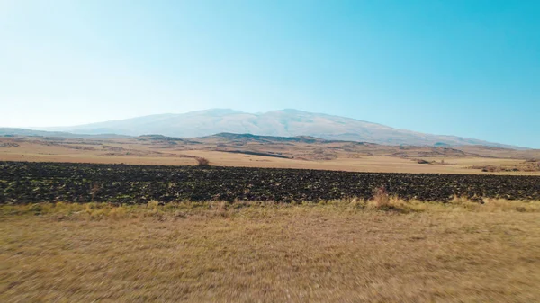 Yüksek dağlara yakın büyük tarlalar