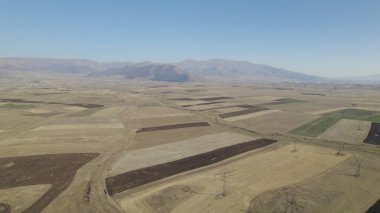 Yüksek dağlara yakın büyük tarlalar