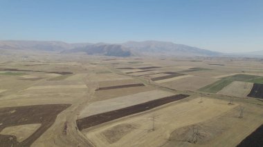 Yüksek dağlara yakın büyük tarlalar