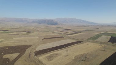 Yüksek dağlara yakın büyük tarlalar