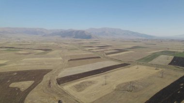 Yüksek dağlara yakın büyük tarlalar