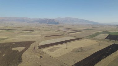 Yüksek dağlara yakın büyük tarlalar