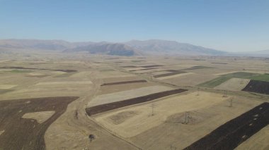 Yüksek dağlara yakın büyük tarlalar