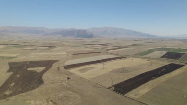 Yüksek dağlara yakın büyük tarlalar