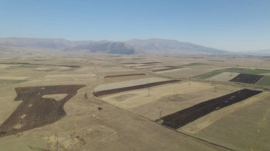 Yüksek dağlara yakın büyük tarlalar