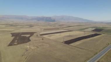 Yüksek dağlara yakın büyük tarlalar