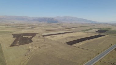 Yüksek dağlara yakın büyük tarlalar