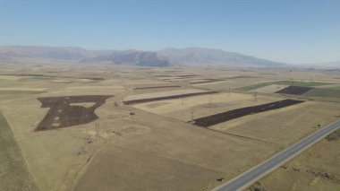 Yüksek dağlara yakın büyük tarlalar