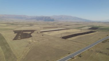 Yüksek dağlara yakın büyük tarlalar