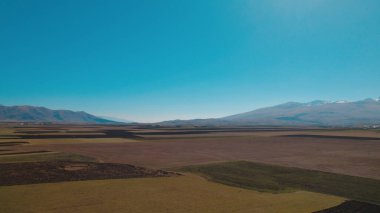 Yüksek dağlara yakın büyük tarlalar
