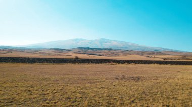 Yüksek dağlara yakın büyük tarlalar