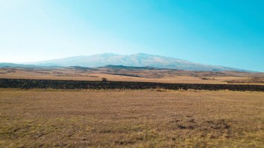 Yüksek dağlara yakın büyük tarlalar