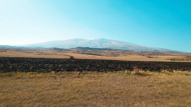 Yüksek dağlara yakın büyük tarlalar