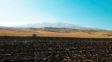 Yüksek dağlara yakın büyük tarlalar
