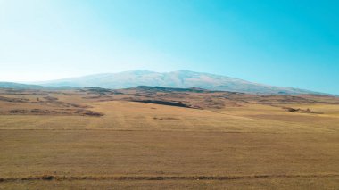 Yüksek dağlara yakın büyük tarlalar